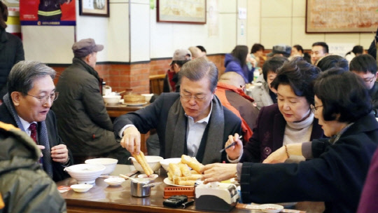 지난 2017년 12월14일 아침 중국 베이징의 한 현지 식당에서 식사 중인 문재인 대통령과 김정숙(오른쪽) 여사, 노영민(왼쪽) 당시 주중한국대사.<청와대 사진기자단>